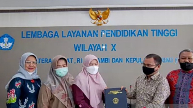 4 Perguruan Tinggi Swasta Terima SK dari Kemendikbudristek