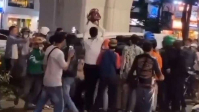 Tersangka pengedar narkoba tabrak warga di Kelapa Gading.