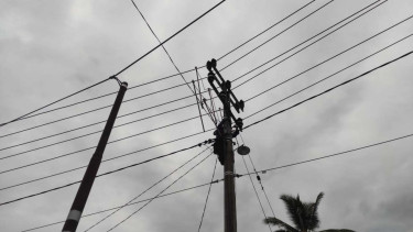 Tiang listrik PLN di Sumatera Barat.