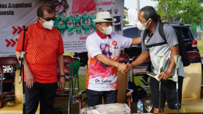 Ketua Fraksi PKS di DPR Jazuli Juwaini (tengah).