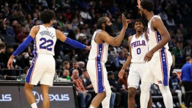 Bintang anyar Philadelphia 76ers James Harden (kedua kiri)