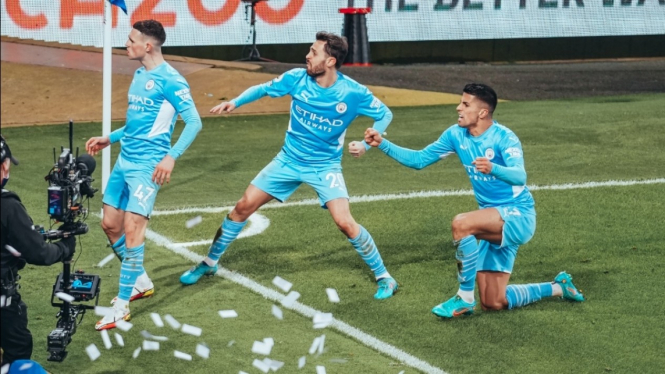 Para pemain Manchester City rayakan gol. 
