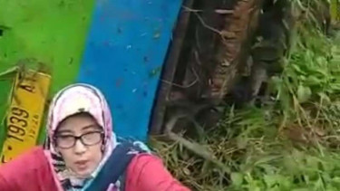 Angkot terperosok ke tebing di Bogor.