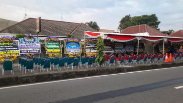 Karangan bunga di rumah duka paman Presiden Jokowi.