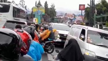 Kemacetan lalu lintas jalur puncak hingga stagnan belasan Jam.