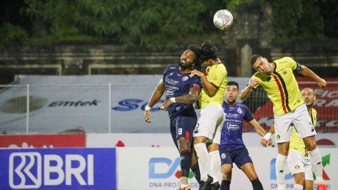 Arema FC melawan Persik Kediri
