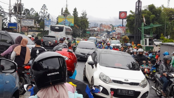 Kemacetan lalu lintas jalur puncak hingga stangnan belasan Jam.