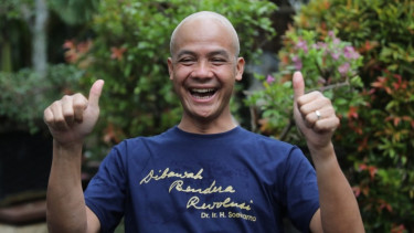 Gubernur Jawa Tengah Ganjar Pranowo gundul.