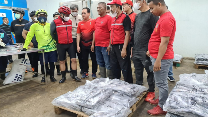 Sekjen PDIP Hasto Kristiyanto tinjau pengemasan ikan di Aceh.