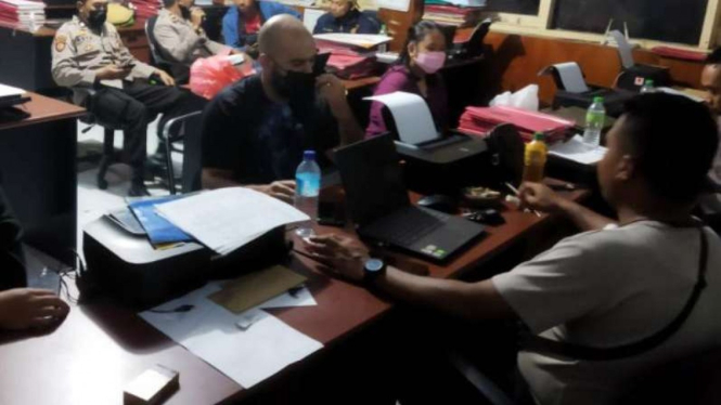 Pelaku saat menjalani pemeriksaan di kantor polisi.