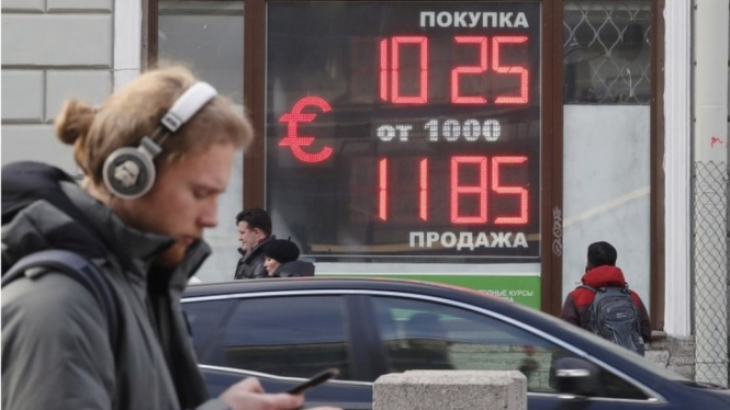 Nilai tukar Rubel terhadap Dolar makin merosot. EPA/BBC Indonesia