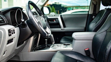 Ilustrasi interior mobil.