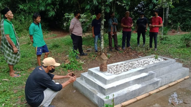 Nisan bertulis keturunan Nabi Sulaiman dan Nabi Daud di Desa Selapajang, Cisoka.