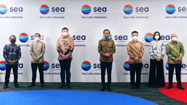 Chairman and Group CEO Sea, Forrest Li bersama Presiden Joko Widodo.