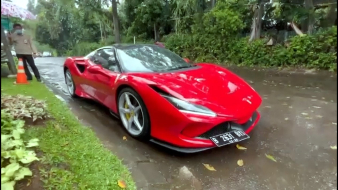 Ferrari F8 Tributo milik Raffi Ahmad.