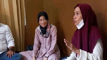 Nurhayati (kanan) saat menerima tamu di rumah di Cirebon, Jawa Barat
