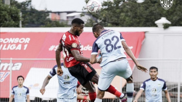 Pertandingan Persela vs Bali United. 