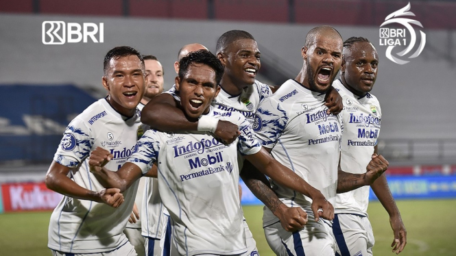 Pemain Persib Bandung merayakan gol