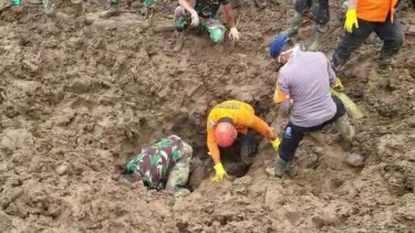 Tim SAR gabungan mengevakuasi korban banjir bandang di Pasaman Sumbar