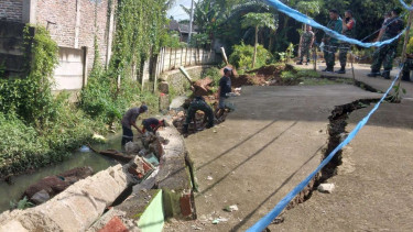 Tanah di perumahan di Desa Pematang, Kecamatan Tigaraksa, Tangerang longsor.
