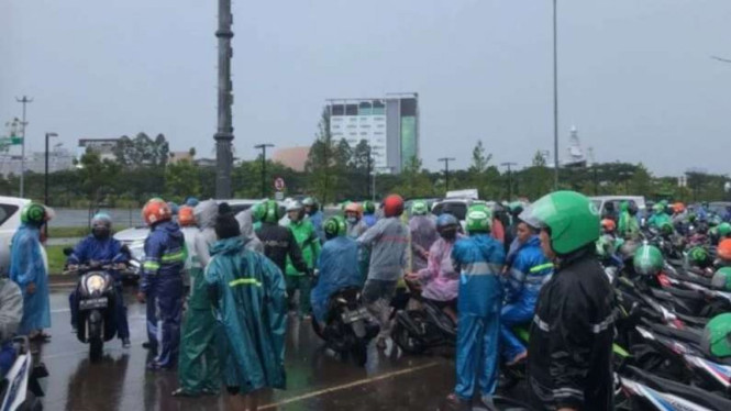 Pengemudi ojek online menggeruduk AEON Mall Tangerang, Rabu, 2 Maret 2022.