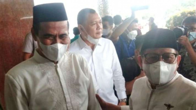 Ketua Umum PKB Muhaimin Iskandar (kanan) bersama mantan Menteri Pertanian Andi Amran Sulaiman (kiri) memberikan keterangan usai pertemuan internal di gedung ASS, Jalan Urip Sumoharjo, Makassar, Sulawesi Selatan, Rabu, 2 Maret 2022.