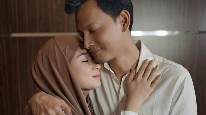 Fedi Nuril dan istri.