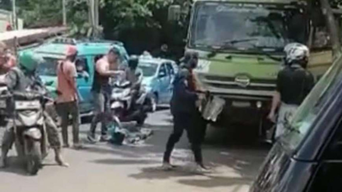 Pria Kekar aniaya supir truk di Cibubur.