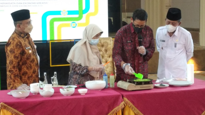 Sandiaga Uno mencoba kuliner tradisional Jambi.