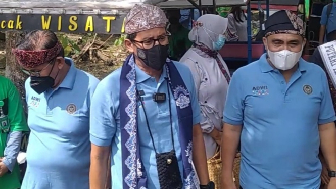 Sandiaga Uno (tengah)