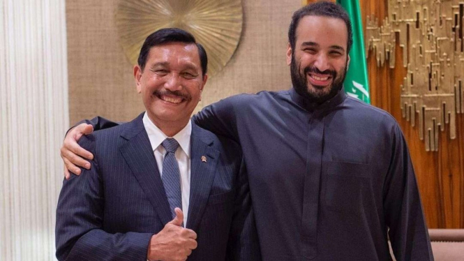 Menko Marves Luhut Pandjaitan dipeluk pangeran Mohammed bin Salman bin Abdulaziz
