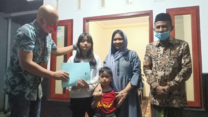  Kadispora jatim memberikan tali asih kepada keluarga mendiang Heru TIto