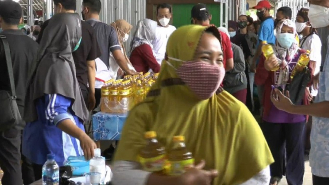 Ilustrasi Warga mengatre minyak goreng murah saat operasi pasar.