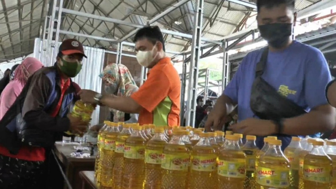 Warga mengatre minyak goreng murah saat operasi pasar.