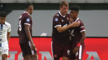 Wiljan Pluim mencetak gol ke gawang PSIS Semarang