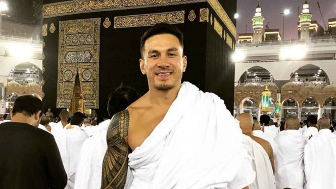 Sonny Bill Williams saat menjalankan umroh