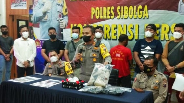 Polisi memberikan keterangan pers kasus pembakaran hidup-hidup