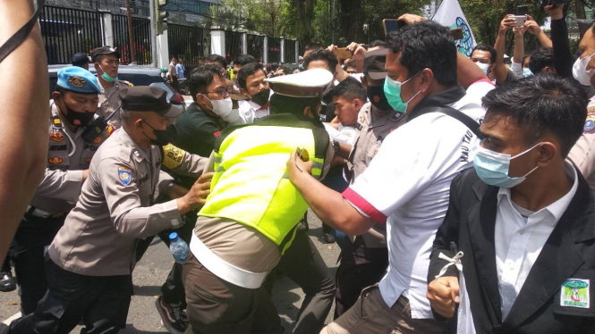 Mahasiswa demo 1 tahun kepemimpinan Wali Kota Medan Bobby Nasution.