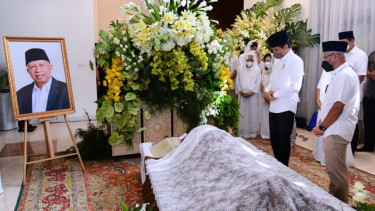 Presiden Jokowi melayat ke rumah duka Almarhum Arifin Panigoro.