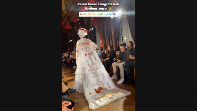 Kostum Geprek Bensu di Paris.