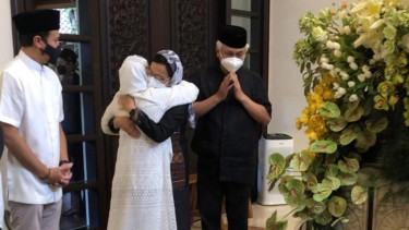 Menteri Keuangan Sri Mulyani melayat ke rumah duka Almarhum Arifin Panigoro.