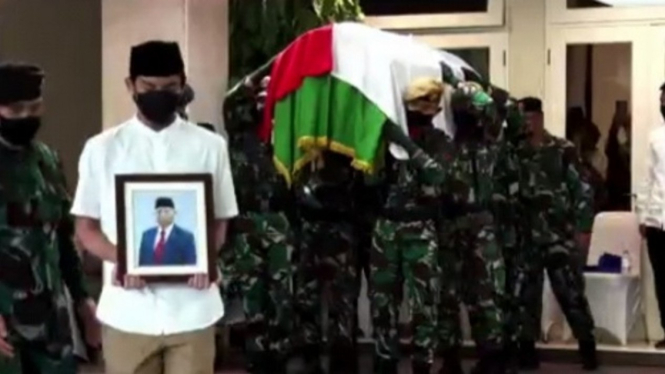 Prosesi pemakaman Arifin Panigoro dengan prosesi militer.