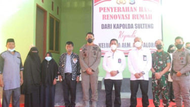 Kapolda Sulteng Irjen Pol Rudy Sufahriadi menyerahkan hasil renovasi rumah.