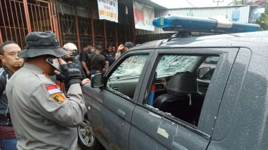 Mobil Polresta Jayapura Kota dirusak massa, Selasa, 8 Maret 2022.