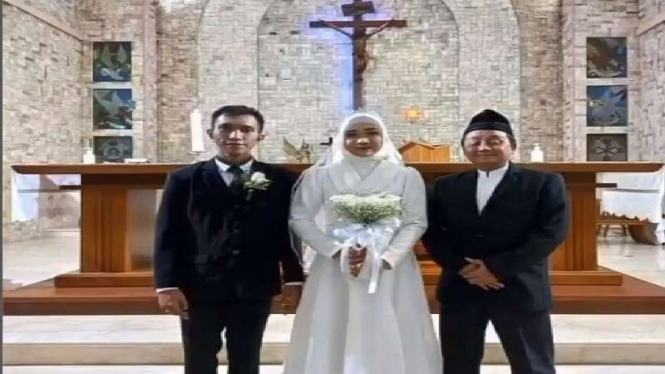 Wanita berhijab pemberkatan nikah di gereja