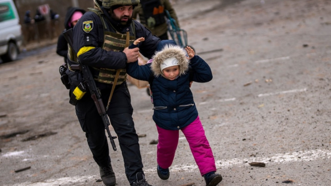 Warga sipil diangkut dengan bus dari kota Sumy, menurut keterangan pejabat Ukraina. (AP Photo/Emilio Morenatti)