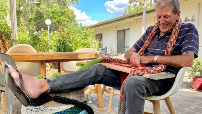 Pria Australia berusia 73 tahun, Peter Haines menghabiskan hampir 10 jam per hari merajut syal untuk memecahkan rekor dunia. (Supplied: Pichunga )