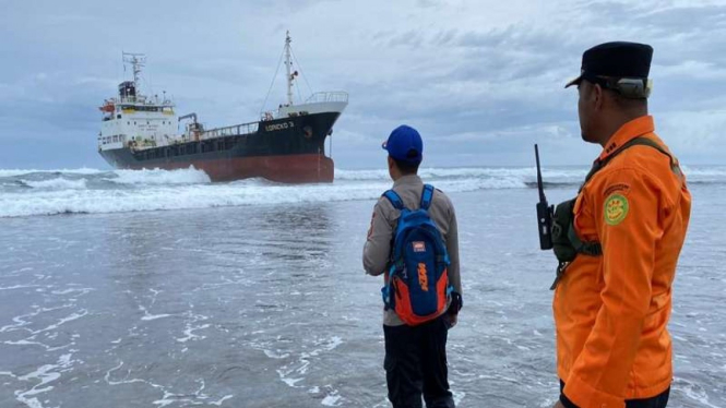 Kapan tanker kandas di perairan di pantai Sancang Pamengpeuk Kabupaten Garut