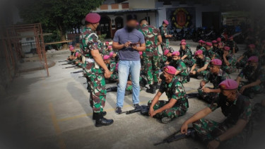 VIVA Militer: Intel periksa handphone  prajurit Marinir.