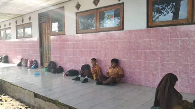 Viral Kepala Sekolah dan Guru Belum Datang, Siswa Terlantar